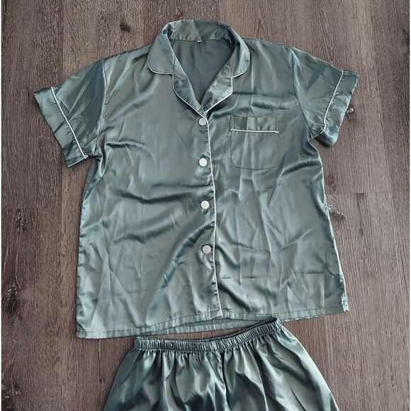 Womens Green Satin Pajamas Set, Silk Like Short Sleeve Top and Shorts - Large - Picture 3 of 5